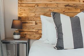 A Riverbed Guesthouse