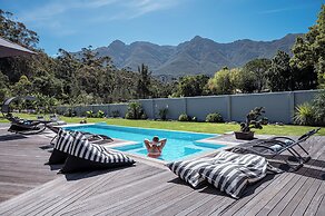 A Riverbed Guesthouse