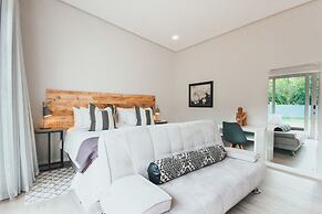 A Riverbed Guesthouse