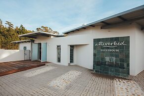 A Riverbed Guesthouse
