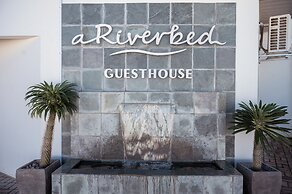 A Riverbed Guesthouse