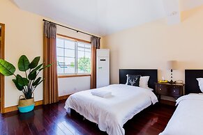 Cambridge Villa with 5 BRs