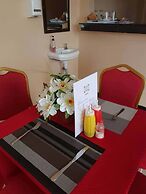 B10 Airport Lodge