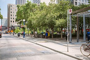 QuickStay Yorkville Condo - Yonge & Bloor