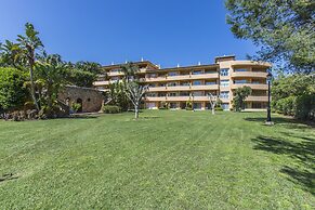 Perfect Location Between Golf and Beach