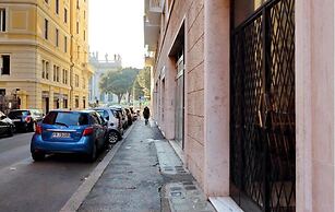 Elegant flat for 8 near Colosseum