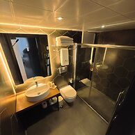 8 Rooms Hotel