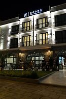 8 Rooms Hotel