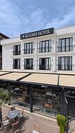 8 Rooms Hotel