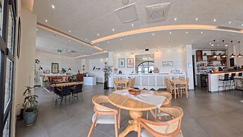 8 Rooms Hotel