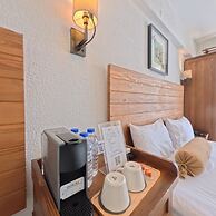 8 Rooms Hotel