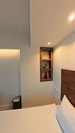 8 Rooms Hotel