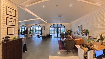 8 Rooms Hotel