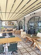 8 Rooms Hotel