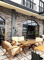 8 Rooms Hotel