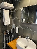 8 Rooms Hotel