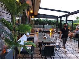 8 Rooms Hotel