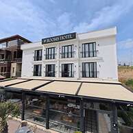 8 Rooms Hotel