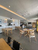 8 Rooms Hotel