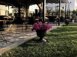 8 Rooms Hotel