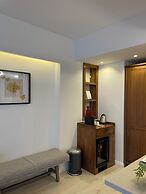8 Rooms Hotel