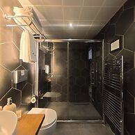 8 Rooms Hotel