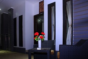 Rumah Putih Abu Abu