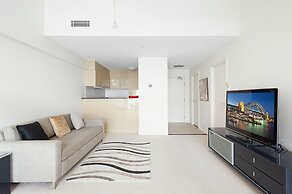 Waterfront Apt. on Sydney Harbour H390