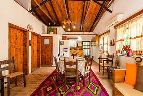 Aadonis Villa