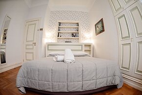 Al Centro Luxury Home