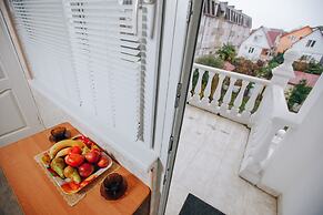 Laura Guest House