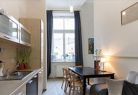 2 Bedroom Apartment near Town Hall