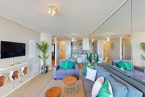 Luxury on the Beach, Lagoon Beach