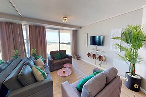 Luxury on the Beach, Lagoon Beach