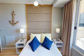 Luxury on the Beach, Lagoon Beach