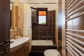 Villa Armonia - Beachfront Majestic Retreat