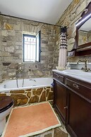 Majestic Chateau - Spectacular Seascapes & Pool