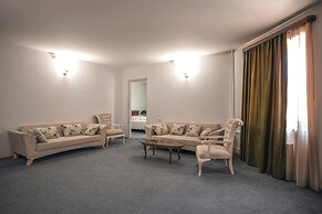 Leader Hotel