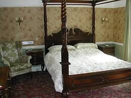 Neuadd Arms Hotel