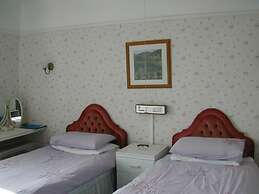 Neuadd Arms Hotel