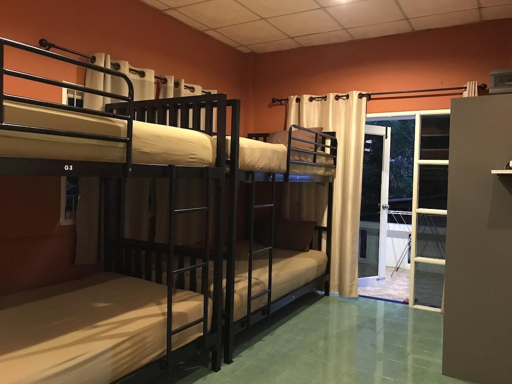 Chill Inn Beach Cafe & Hostel