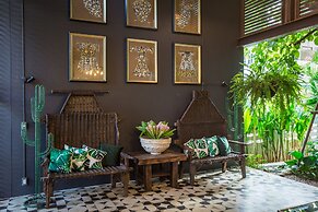 River Art Hotel