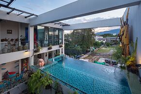River Art Hotel