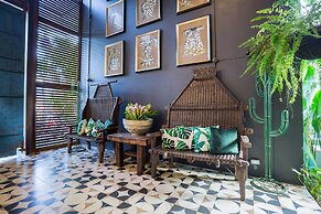 River Art Hotel