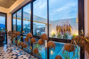 River Art Hotel