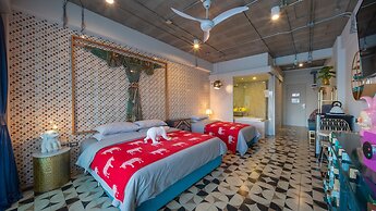 River Art Hotel