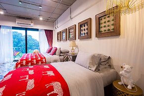 River Art Hotel