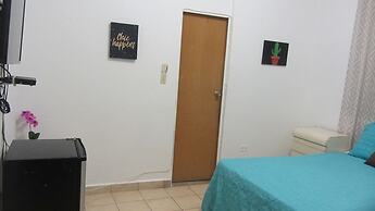 Henry's GuestHouse - Hostel