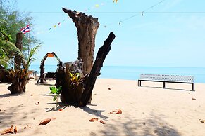 Tharadol Beach Resort