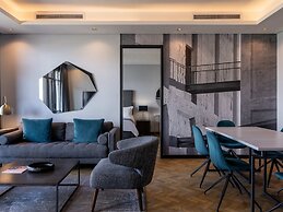The Onyx Apartment Hotel by NEWMARK